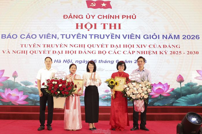  Đồng chí Nguyễn Thị Thu Lan - Phó Bí thư chuyên trách Đảng ủy Bộ Tài chính tặng hoa chúc mừng hai đồng chí đạt giải.