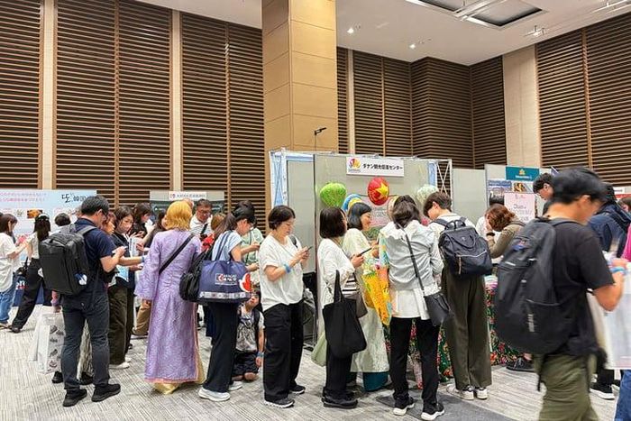  Du khách quan tâm gian hàng của du lịch Đà Nẵng 