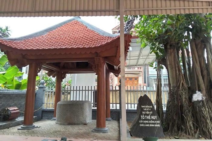 Tang giếng đá do Tiến sĩ Tô Thế Huy xây dựng cho làng