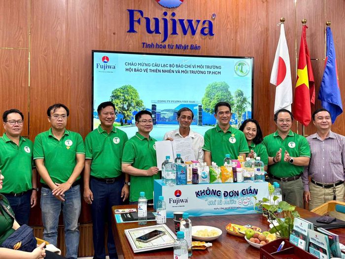 Ông Đặng Văn Khoa, Chủ tịch Hội Bảo vệ thiên nhiên và môi trường TP.HCM trao quyết định cho Ban Chủ nhiệm Câu lạc bộ báo chí vì môi trường 
