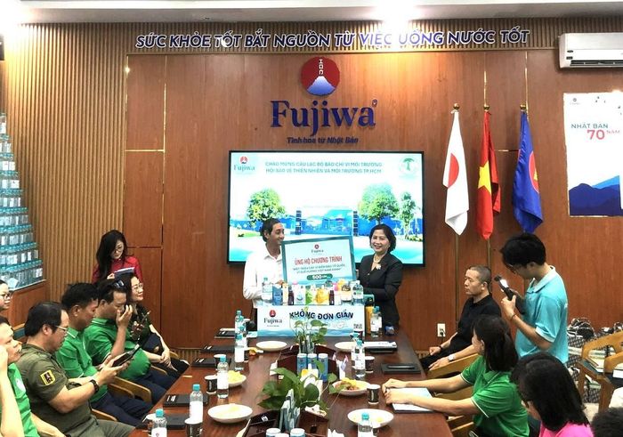 Bà Ngô Thị Thu Thủy, Tổng Giám đốc Công ty TNHH Fujiwa Việt Nam trao bảng tượng trưng tặng cây xanh cho chương trình “Một triệu cây vì biển đảo Tổ quốc, vì quê hương Việt Nam xanh”.