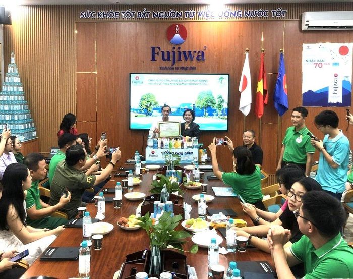 Ông Đặng Văn Khoa, Chủ tịch Hội Bảo vệ thiên nhiên và môi trường TP.HCM tặng bằng khen cho bà Ngô Thị Thu Thủy, Tổng Giám đốc Công ty TNHH Fujiwa Việt Nam vì những đóng góp tích cực trong công tác bảo vệ môi trường.