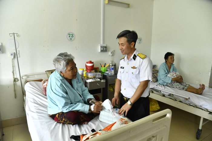 Thượng tá Lê Minh Khôi, Phó Chủ nhiệm Chính trị Lữ đoàn 167 Vùng 2 Hải quân thăm hỏi bệnh nhân có hoàn cảnh khó khăn.