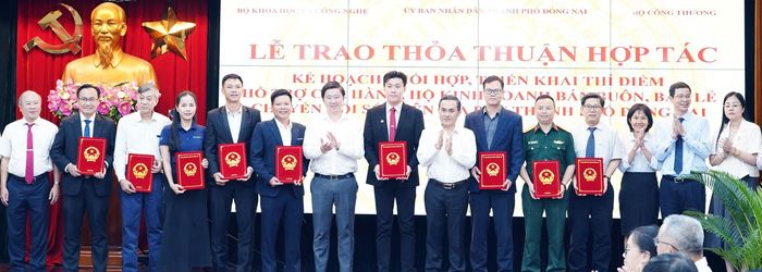 Thứ trưởng Bùi Hoàng Phương trao bản ký kết thí điểm hỗ trợ cửa hàng, hộ kinh doanh chuyển đổi số trên địa bàn tỉnh Đồng Nai