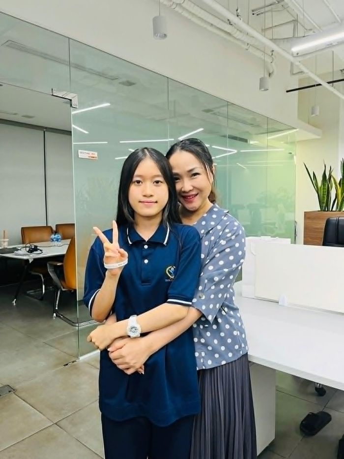 Cô Nguyễn Thị Huyền Anh, người thắp lên ngọn lửa đam mê với Sinh học cho Bảo Hà. Ảnh: NVCC