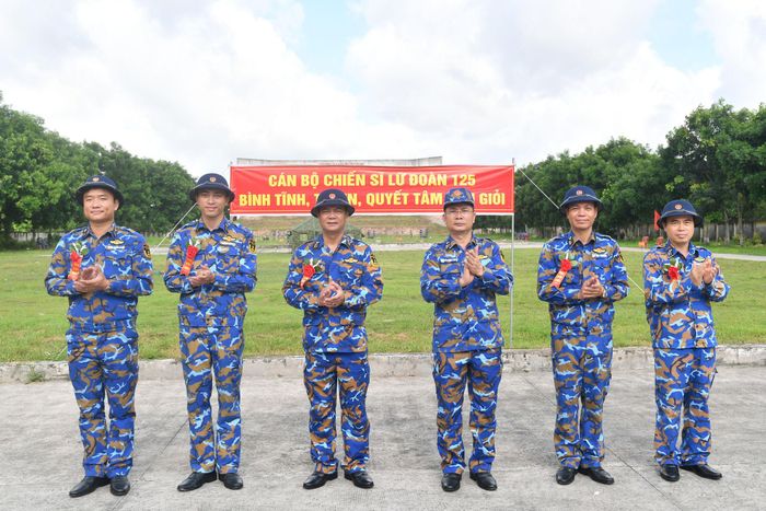 Đại tá Nguyễn Đình Lịch, Lữ đoàn trưởng động viên cán bộ có thành tích bắn giỏi