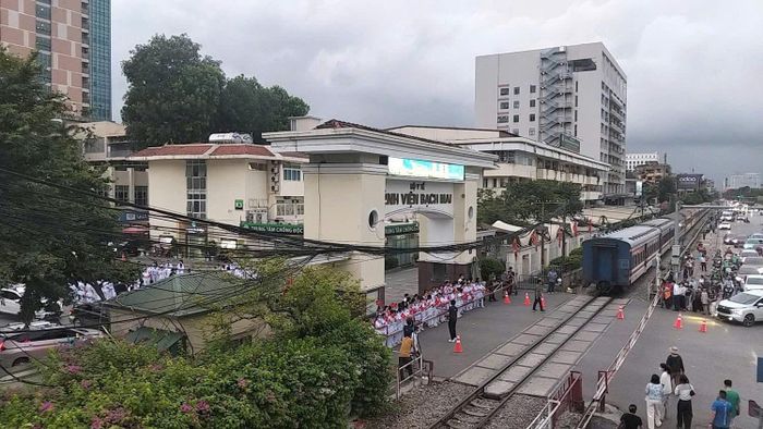 Ngày 26/6, chuyến tàu đầu tiên đưa các bác sĩ về Ninh Bình làm việc