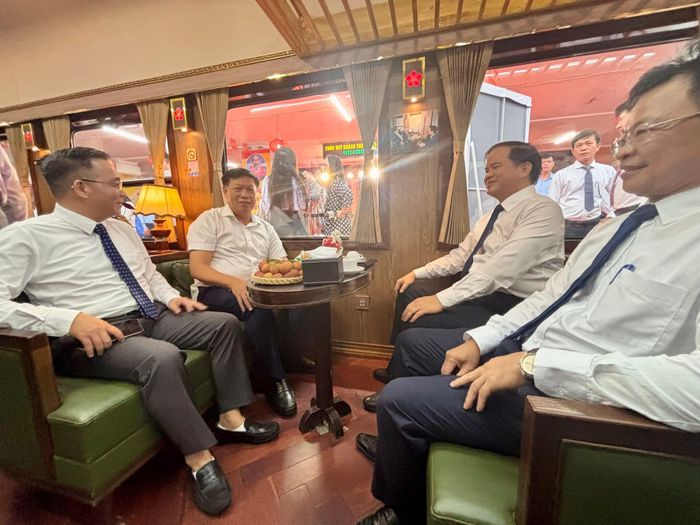 Các đại biểu trải nghiệm Đoàn tàu Hà Nội - Phủ Lý đưa đón nhân viên y tế Bệnh viện Bạch Mai. Ảnh: BVCC