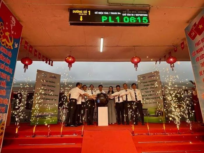 Các đại biểu thực hiện nghi thức Lễ khai trương Đoàn tàu Hà Nội - Phủ Lý đưa đón nhân viên y tế Bệnh viện Bạch Mai. Ảnh: BVCC