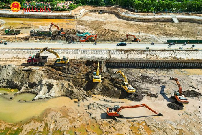 Các nhà thầu hiện tập trung hoàn thiện hệ thống kè, đóng cọc bê tông dự ứng lực và các hạng mục kỹ thuật còn lại