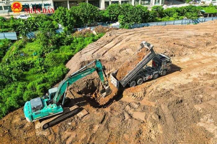Trên công trường hồ điều hòa Mễ Trì, máy móc và công nhân được huy động tối đa để đẩy nhanh tiến độ thi công