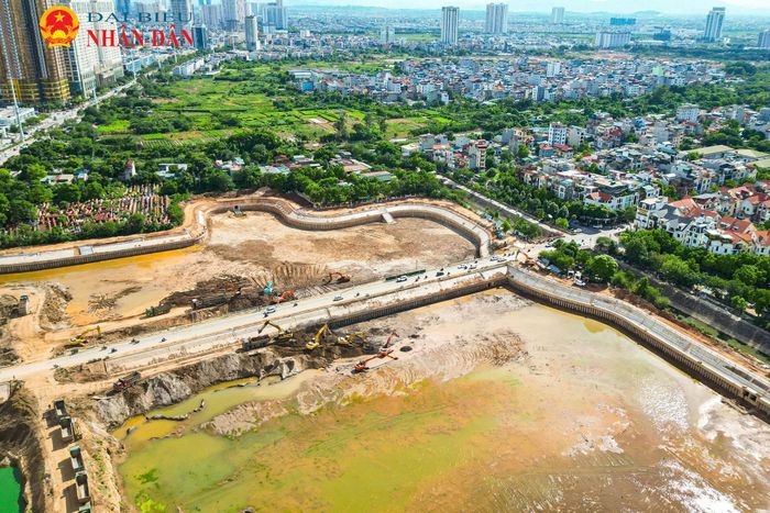 Theo ghi nhận của Phóng viên, trên công trường dự án hồ điều hòa Mễ Trì, các đơn vị thi công đang tập trung nhân lực, máy móc để hoàn thiện những hạng mục cuối cùng, bảo đảm tiến độ hoàn thành theo kế hoạch