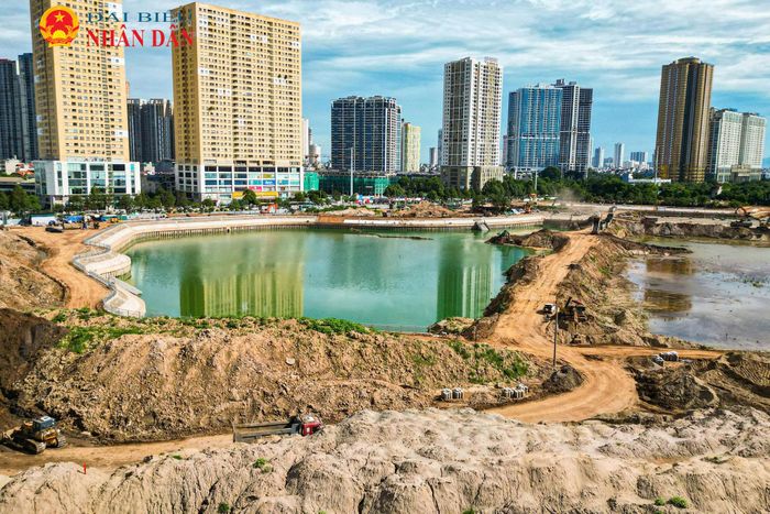 Hồ điều hòa Mễ Trì đang dần hiện rõ hình hài với quy mô khoảng 17,2ha, trong đó diện tích mặt nước khoảng 12ha. Hệ thống kè bao quanh hồ dài gần 1.950m cơ bản đã được hoàn thiện