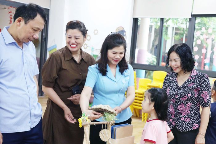 Phó Chủ tịch HĐND tỉnh Lâm Thị Hương Thành cùng Đoàn giám sát khảo sát thực tế tại trường mầm non P.Montessori Yên Phong. Ảnh: Nguyễn Ánh
