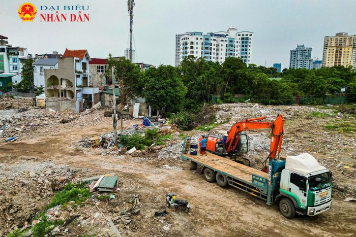 Máy xúc, xe chuyên dụng cùng nhiều thiết bị được huy động để đẩy nhanh tiến độ phá dỡ, giải phóng mặt bằng