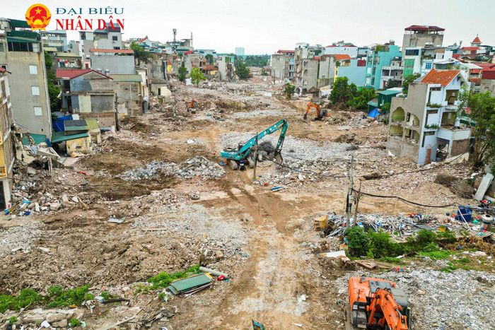 Theo ghi nhận của Phóng viên, hàng loạt công trình đã được tháo dỡ, mặt bằng dần hoàn thiện để chuẩn bị khởi công công trình giao thông trọng điểm phía Tây Bắc Hà Nội