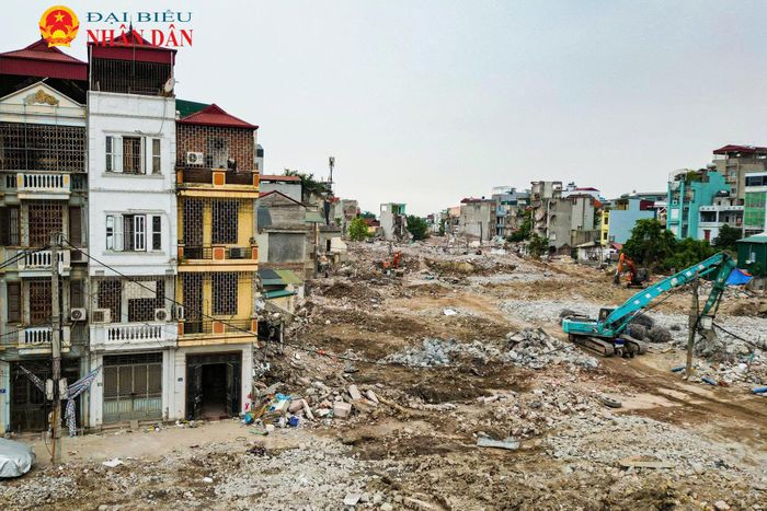 Trong đó, nhiều ngôi nhà nằm trong phạm vi dự án đã được tháo dỡ, để lại khoảng không rộng lớn phục vụ việc hình thành tuyến hầm chui và các hạng mục hạ tầng liên quan