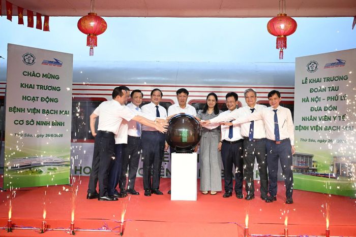 Các đại biểu ấn nút khai trương Đoàn tàu Hà Nội - Phủ Lý đưa đón nhân viên y tế Bệnh viện Bạch Mai. Ảnh: Bình An