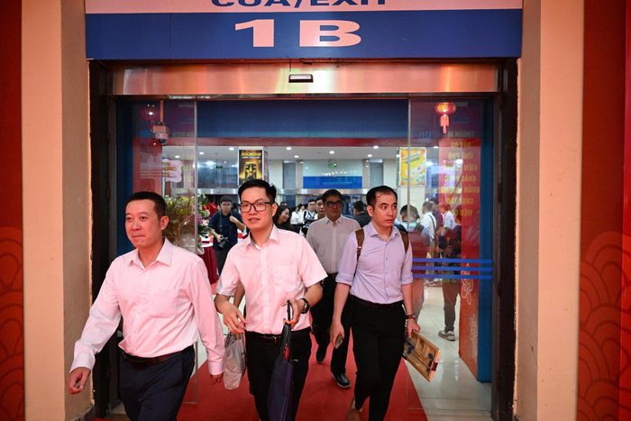 Chuyến tàu đưa y bác sĩ Bệnh viện Bạch Mai từ Hà Nội về Ninh Bình. Ảnh: Bình An