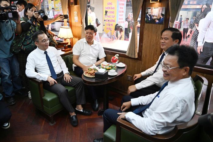 Các đại biểu trải nghiệm Đoàn tàu Hà Nội - Phủ Lý đưa đón nhân viên y tế Bệnh viện Bạch Mai. Ảnh: Bình An