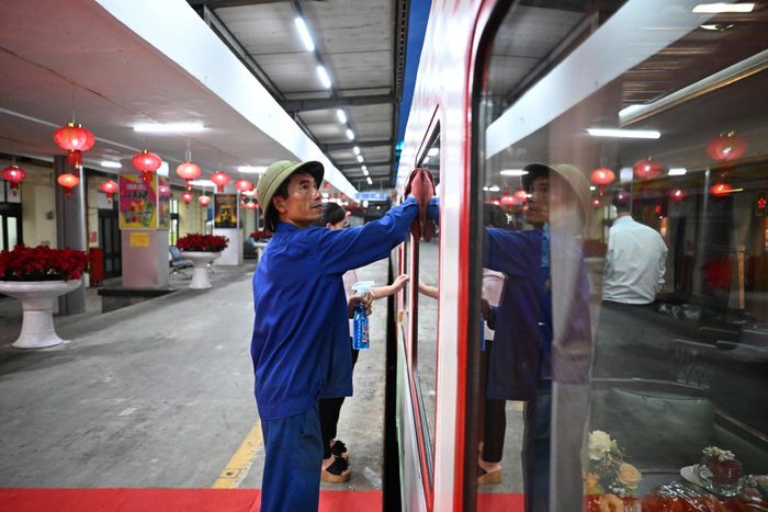 Từ sáng sớm, nhân viên Tổng công ty Đường sắt Việt Nam đã có mặt chuẩn bị, dọn dẹp hoàn tất công tác chỉnh trang cảnh quan, vệ sinh môi trường, bố trí khu vực đón trả khách và bãi gửi xe chuyên dụng nhằm mang lại sự tiện lợi, an tâm tối đa cho đội ngũ y bác sĩ. Ảnh: Bình An