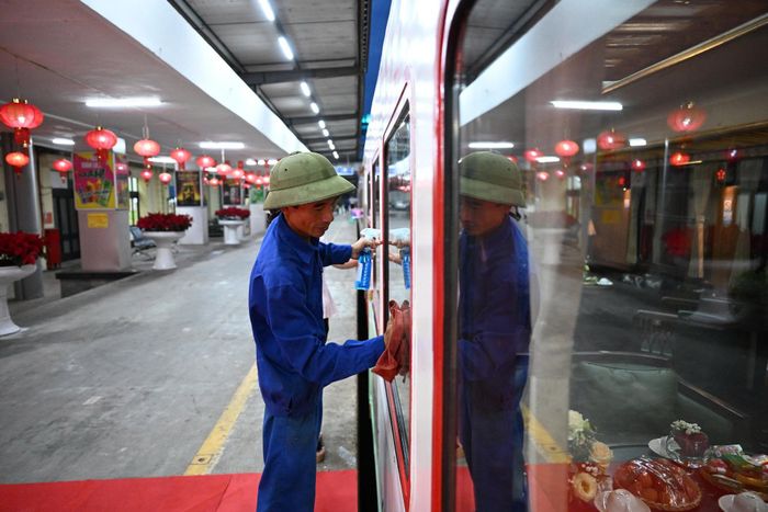 Từ sáng sớm, nhân viên Tổng công ty Đường sắt Việt Nam đã có mặt chuẩn bị, dọn dẹp hoàn tất công tác chỉnh trang cảnh quan, vệ sinh môi trường, bố trí khu vực đón trả khách và bãi gửi xe chuyên dụng nhằm mang lại sự tiện lợi, an tâm tối đa cho đội ngũ y bác sĩ. Ảnh: Bình An