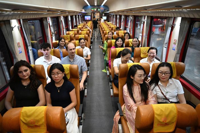 Chuyến tàu hỏa đầu tiên đưa hơn 500 y bác sĩ và người lao động Bệnh viện Bạch Mai đi làm từ Hà Nội đến cơ sở 2 Ninh Bình. Ảnh: Bình An
