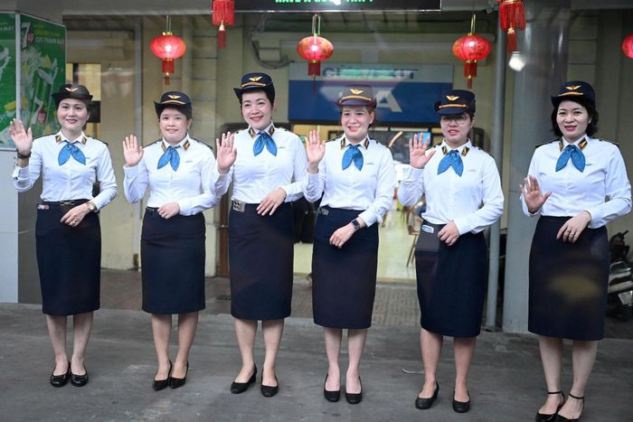 Từ sáng sớm, nhân viên Tổng công ty Đường sắt Việt Nam đã có mặt chuẩn bị, dọn dẹp hoàn tất công tác chỉnh trang cảnh quan, vệ sinh môi trường, bố trí khu vực đón trả khách và bãi gửi xe chuyên dụng nhằm mang lại sự tiện lợi, an tâm tối đa cho đội ngũ y bác sĩ. Ảnh: Bình An