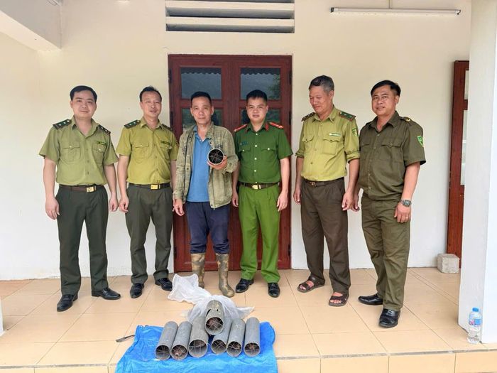 Công an xã Tân Trào phối hợp với các đơn vị thả 04 cá thể Rắn hổ mang Trung Quốc, 8 cá thể Dúi mốc về tự nhiên.
