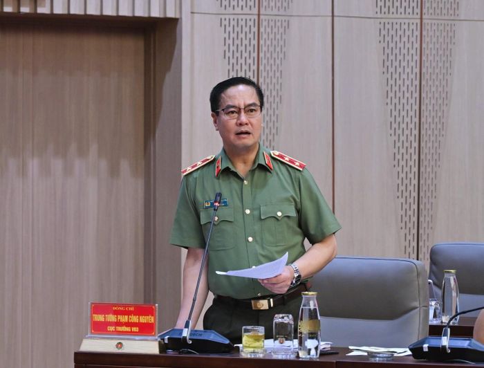 Cục trưởng Cục Pháp chế và cải cách hành chính, tư pháp, Bộ Công an Trung tướng Phạm Công Nguyên phát biểu tại phiên họp.