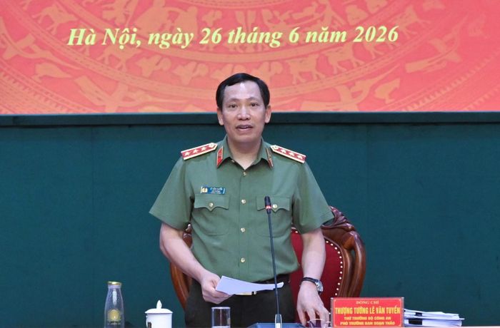 Thứ trưởng Bộ Công an, Phó trưởng Ban Thường trực Ban soạn thảo dự án Bộ luật Hình sự (sửa đổi) Thượng tướng Lê Văn Tuyến phát biểu tại phiên họp.