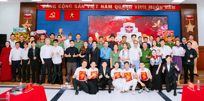 Các đại biểu chụp hình lưu niệm