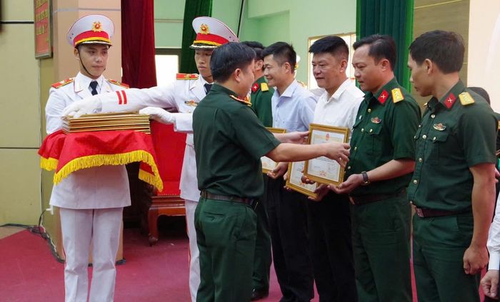 Đại tá Trương Viết Hải, Tỉnh ủy viên, Phó Bí Thường trực Đảng ủy Quân sự tỉnh, Chính ủy Bộ CHQS tỉnh trao bằng khen của Chủ tịch UBND tỉnh Quảng Trị cho các tập thể.