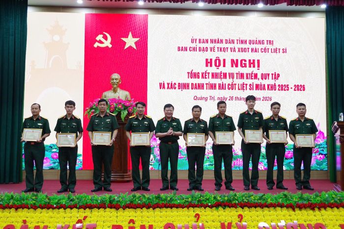 Đại tá Trương Như Ý, Phó Chính ủy Bộ CHQS tỉnh trao giấy khen của Bộ CHQS tỉnh Quảng Trị cho các cá nhân.