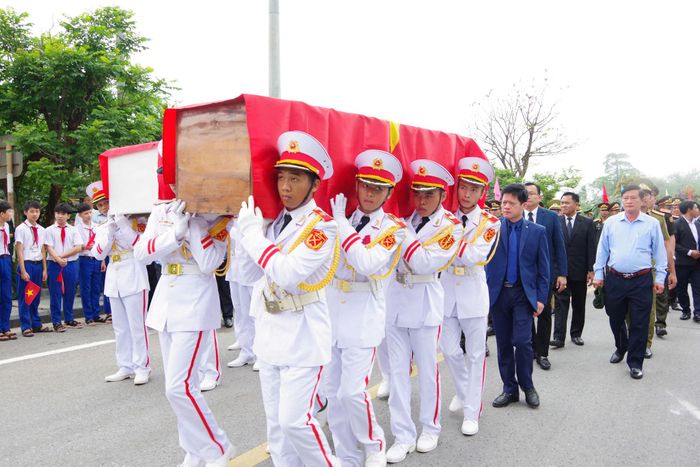 28 hài cốt liệt sĩ, quân tình nguyện và chuyên gia Việt Nam được tìm kiếm, quy tập mùa khô năm 2025 - 2026 tại Lào được đưa về Nghĩa trang Liệt sĩ Quốc gia Đường 9 để tiến hành lấy mẫu sinh phẩm và công tác xác định danh tính hài cốt liệt sĩ theo quy định.