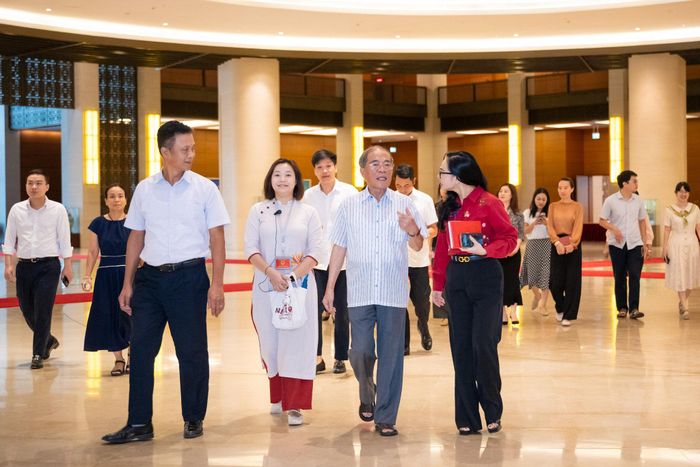 Nguyên Chủ tịch Quốc hội Nguyễn Sinh Hùng và các đại biểu tham quan Bảo tàng Quốc hội