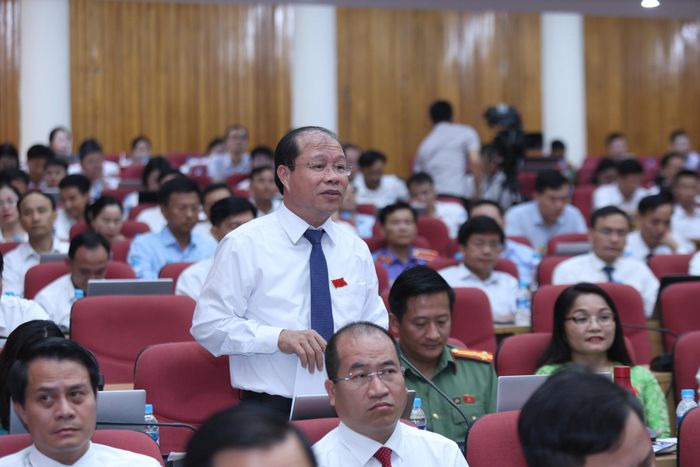 Đại biểu Nguyễn Hoài Sơn, Bí thư Đảng ủy kiêm Chủ tịch Hội đồng Nhân dân phường Sông Trí chất vấn Giám đốc Sở GD-ĐT