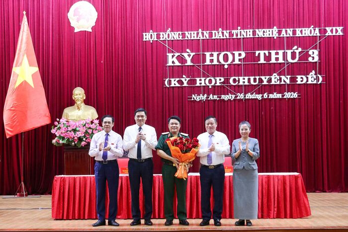 Thường trực Tỉnh ủy tặng hoa chúc mừng Chỉ huy trưởng Bộ Chỉ huy Quân sự tỉnh Vũ Văn Tùng được bầu bổ sung Ủy viên UBND tỉnh