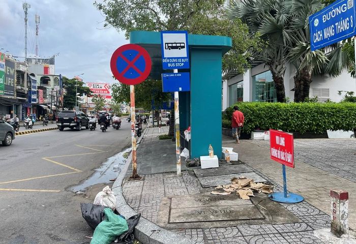 Do mở rộng và nâng cấp Quốc lộ 91 đoạn đi qua địa bàn TP. Cần Thơ, từ Km0 - Km7 nên nhà thầu tháo dỡ các công trình nhà chờ, biển báo phục vụ xe buýt để thi công dự án