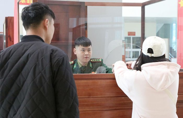 Người dân làm thủ tục xuất nhập cảnh tại Trạm kiểm soát Biên phòng Cửa khẩu Quốc tế Trà Lĩnh. Ảnh: An Nhiên