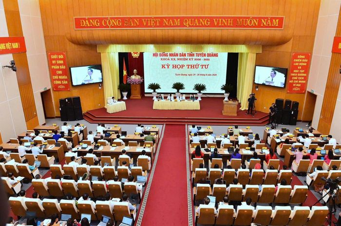 Quang cảnh phiên chất vấn và trả lời chất vấn