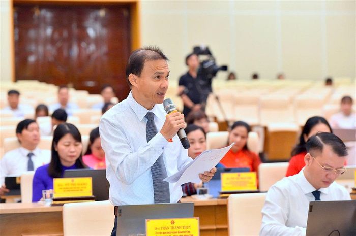 Phó Trưởng Ban Pháp chế HĐND tỉnh Sền Văn Bắc chất vấn tại kỳ họp