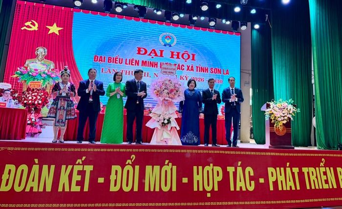 Chủ tịch Liên minh Hợp tác xã Việt Nam Cao Xuân Thu Vân chúc mừng thành công của Đại hội.