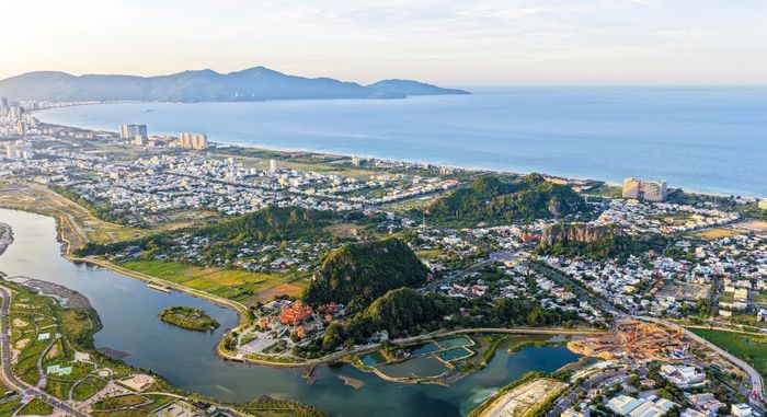 Khát khao nâng tầm chất lượng sống đang thúc đẩy dòng người dịch chuyển về không gian sinh thái, giao hòa thiên nhiên tại Nam Đà Nẵng. Ảnh: Ánh Dương. 