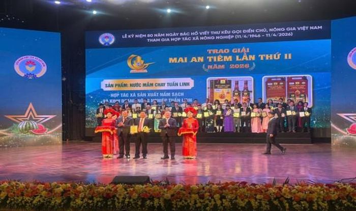 HTX SX nấm sạch và KD NN Tuấn Linh nhận giải thưởng Mai An Tiêm (Ảnh: Liên minh HTX tỉnh)