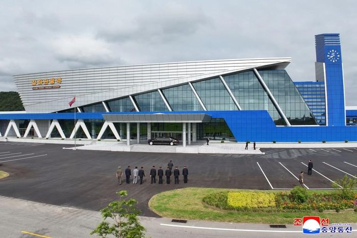 Khung cảnh bên ngoài ga đường sắt du lịch Kalma mới được xây dựng của Triều Tiên. Ảnh: KCNA