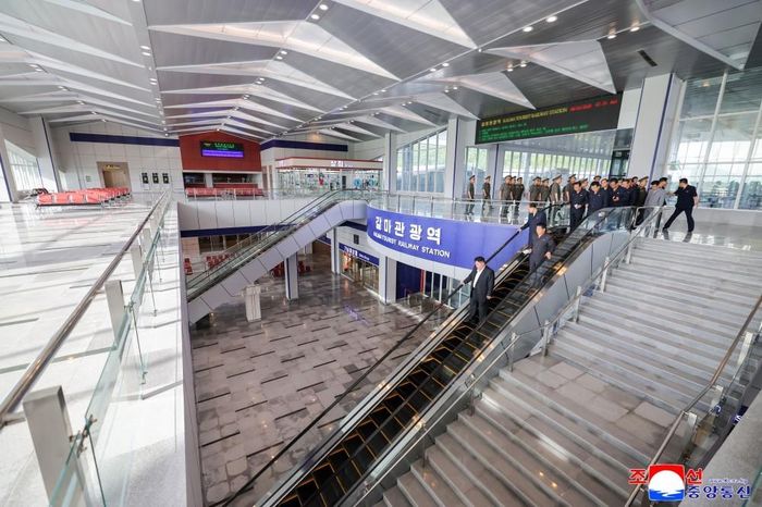 Khung cảnh bên trong ga đường sắt du lịch Kalma mới được xây dựng của Triều Tiên. Ảnh: KCNA