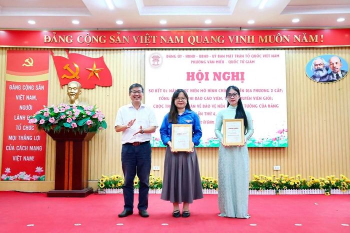 Tác giả Trần Thảo Ngân (phải) - Đảng viên chi bộ Tạp chí Mekong ASEAN cũng đạt giải phụ: Thí sinh nhỏ tuổi nhất tham dự Cuộc thi chính luận bảo vệ nền tảng tư tưởng của Đảng lần thứ 6 năm 2026 trên địa bàn phường Văn Miếu - Quốc Tử Giám. Ảnh: Hòa Lê.