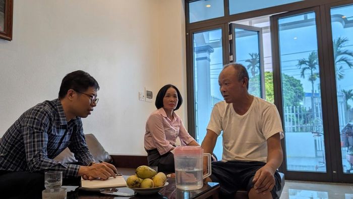 Anh Lê Hưng (bên phải) chia sẽ với cán bộ tín dụng và phóng viên bên ngôi nhà mới xây của mình