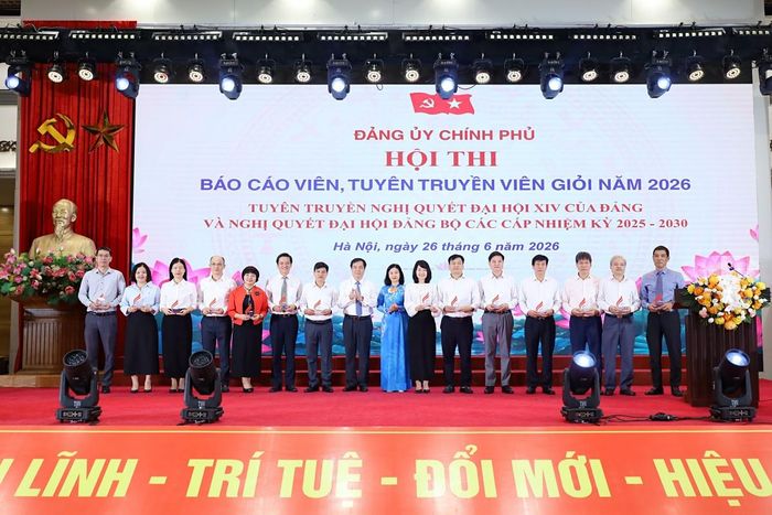 Đồng chí Nguyễn Thị Tuyến, Ủy viên Ban Chấp hành Trung ương Đảng, Phó Bí thư Đảng ủy Chính phủ và đồng chí Phan Xuân Thủy, Phó Trưởng Ban Tuyên giáo và Dân vận Trung ương trao tặng biểu trưng cho các đảng ủy trực thuộc có thí sinh tham gia Hội thi